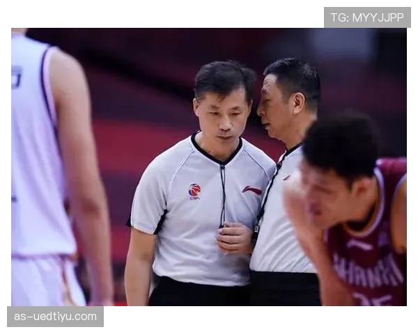 篮球比赛中裁判如何界定身体接触容忍度的判罚标准